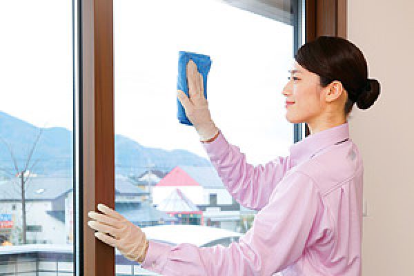 窓やドアのハウスクリーニングは必要？目安や流れについて解説サムネイル
